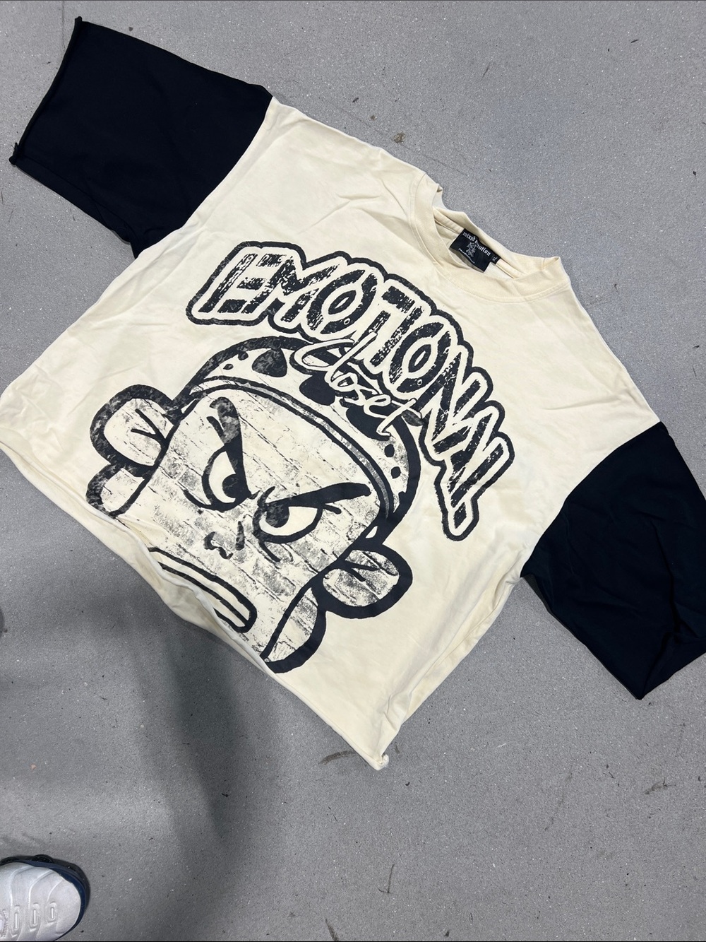 Mixed Emotion Street Graphic Tee in Cream & Black Size L